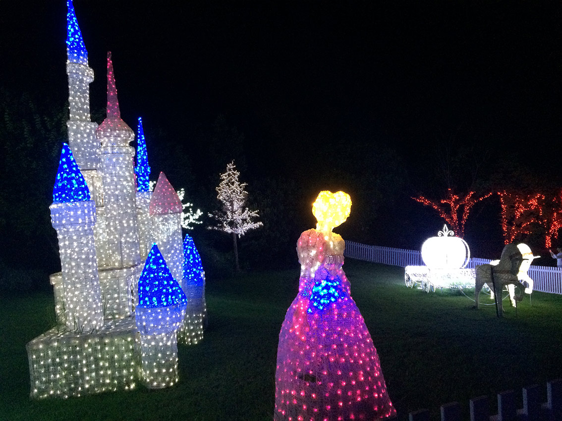 Family Adventures! Hunter Valley’s Mega Creatures & Christmas Lights Spectacular