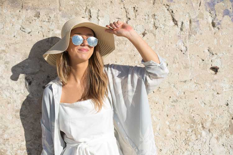 Caitlyn wears hat and glasses when in the sun