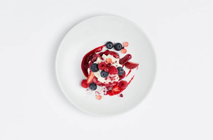 berry topping, Pavlova